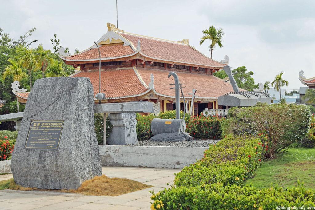 There are various musical instruments in the Musical Instrument Garden, all crafted from stone.