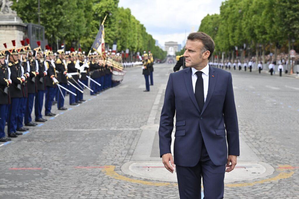 Revue des troupes par le président de la République © France Diplomatie