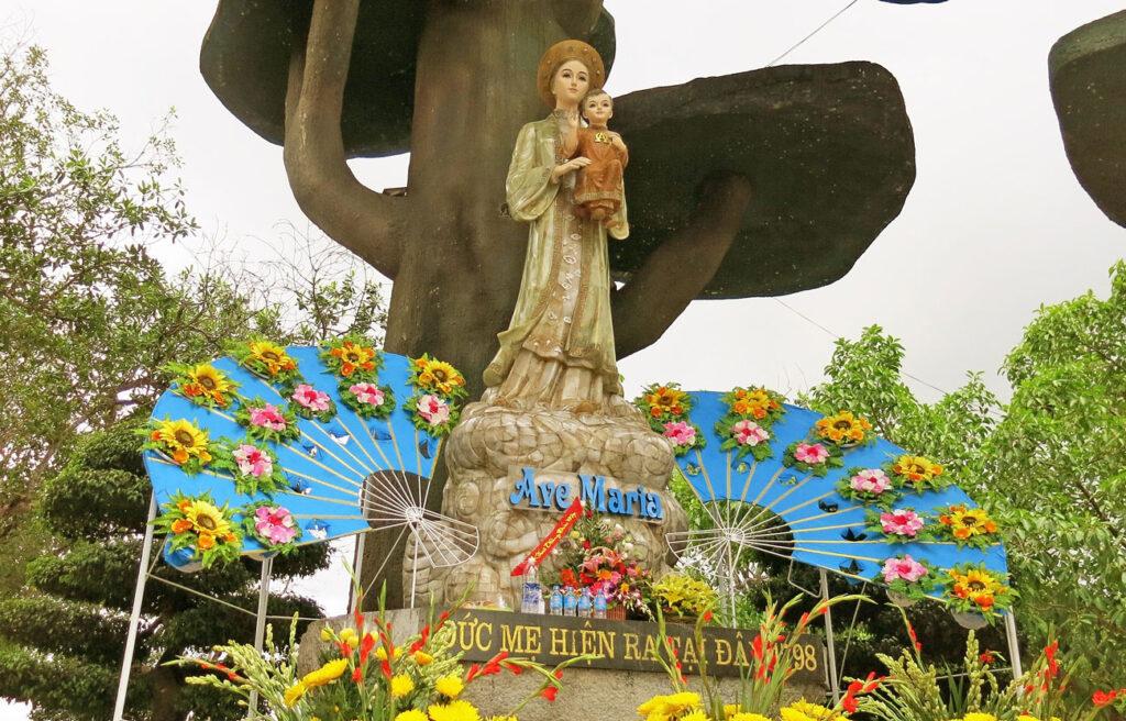 Figura Matki Bożej z La Vang z Dzieciątkiem Jezus