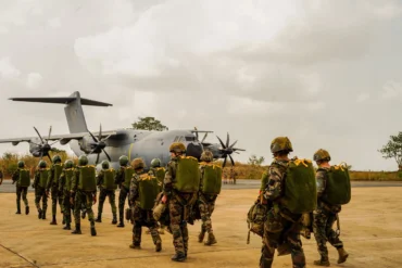 Jak powiedzieć „rozmieszczenie wojsk” po francusku?