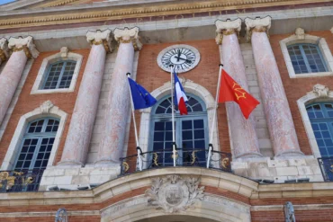 Jak powiedzieć „wywiesić flagę” po francusku?