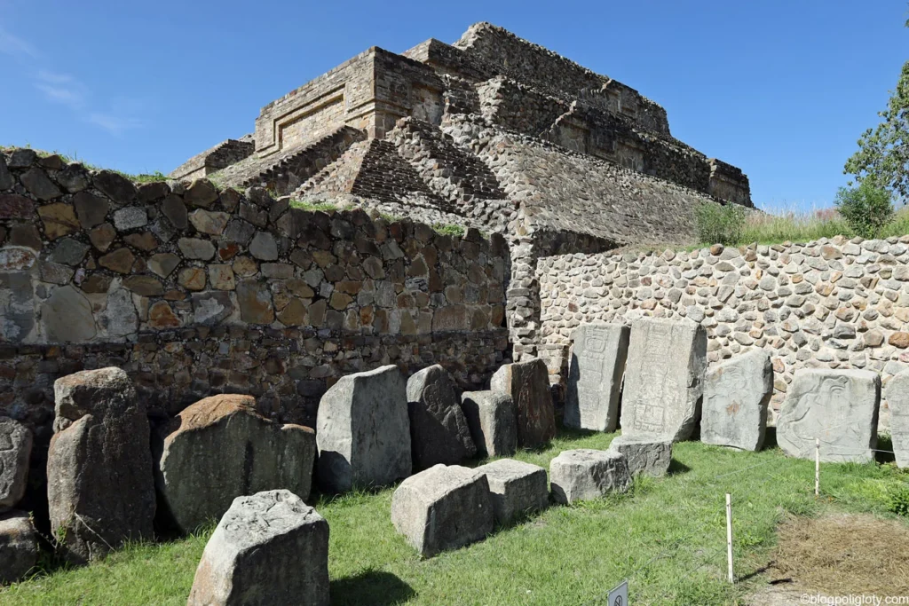 Monumentales tallas de piedra conocidas universalmente como “Los Danzantes”