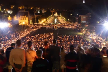 Procesja maryjna ze świecami w Lourdes (La procession mariale aux flambeaux à Lourdes)